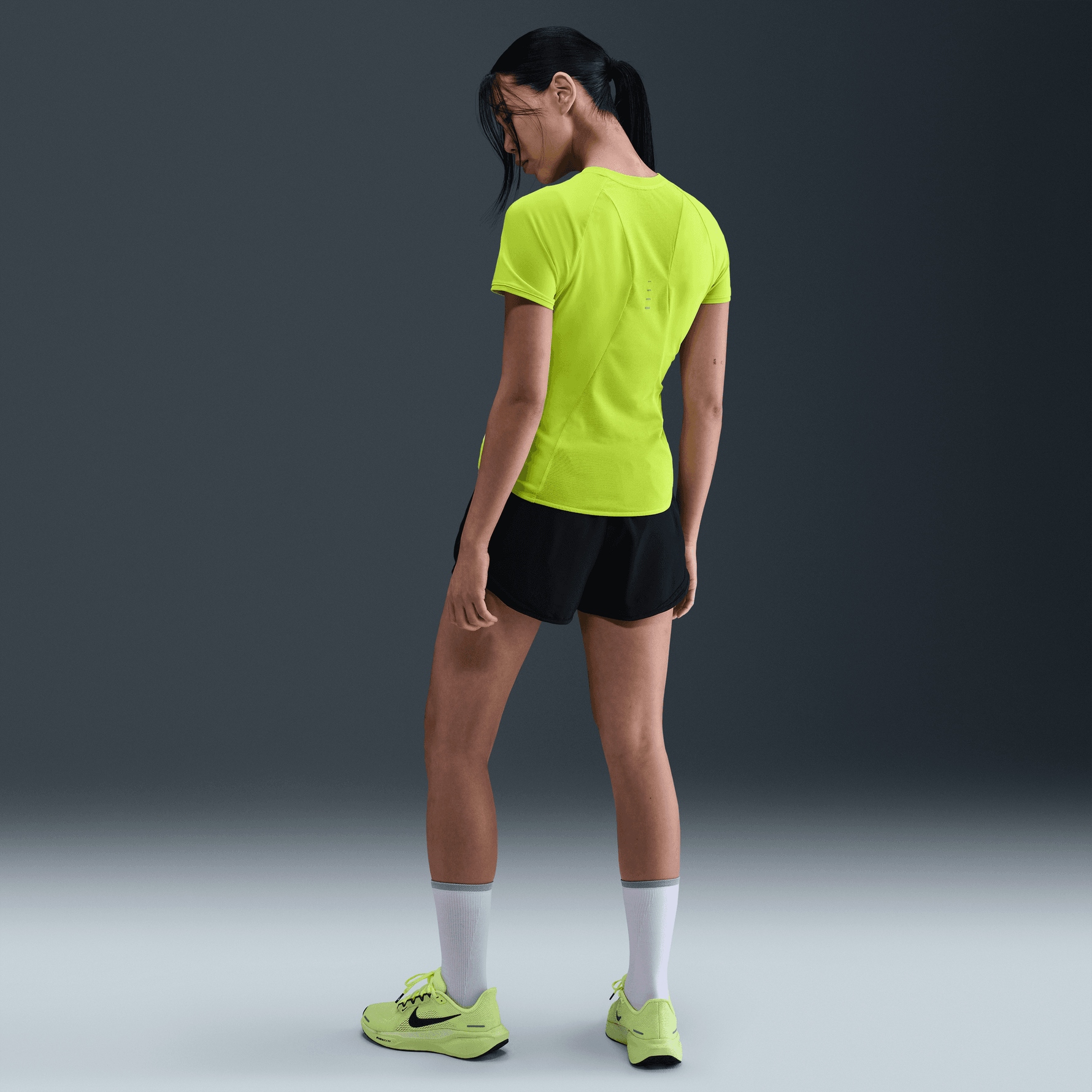 NIKE SWIFT WOMEN'S DRI-FIT SHORT-SLEEVE RUNNING TOP