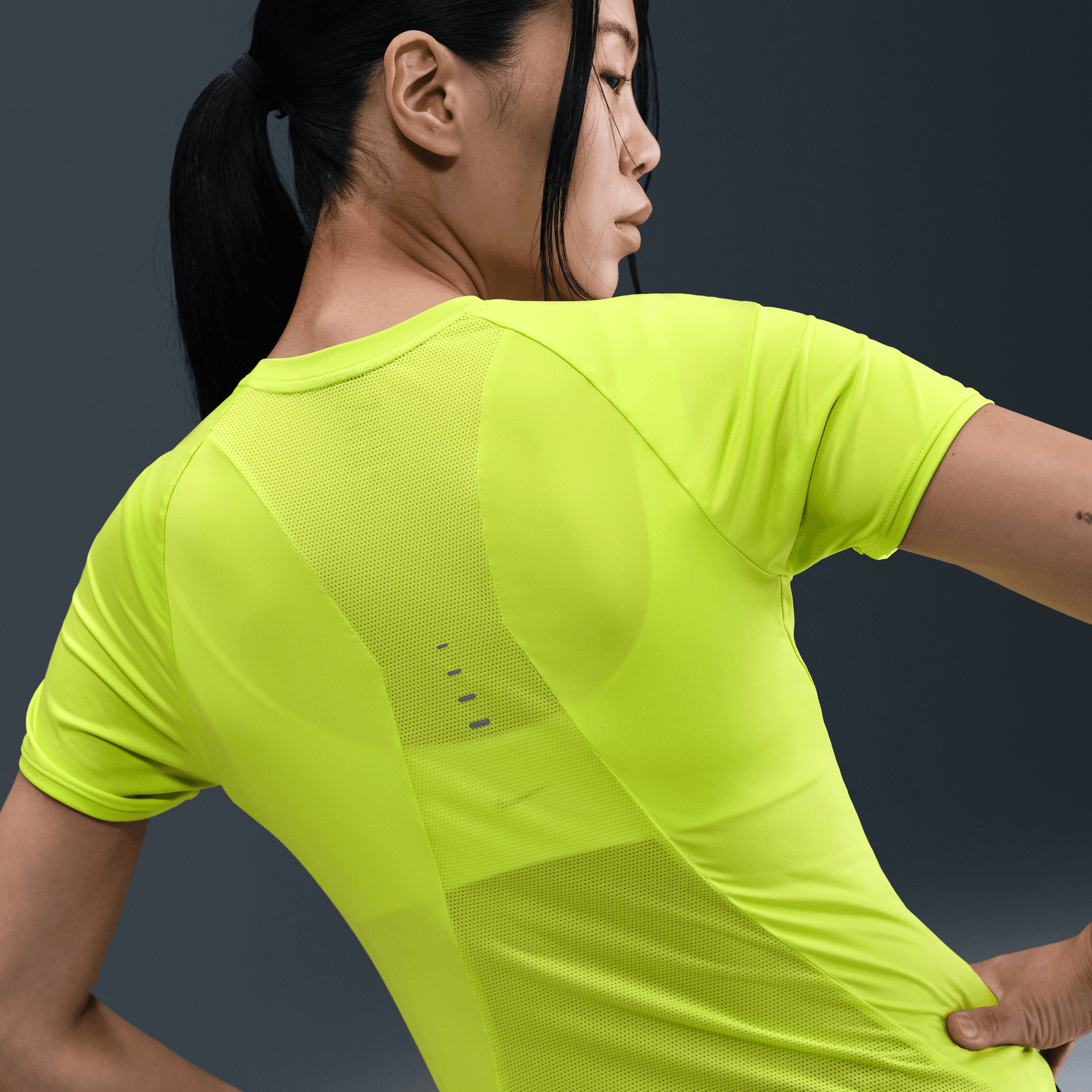 NIKE SWIFT WOMEN'S DRI-FIT SHORT-SLEEVE RUNNING TOP