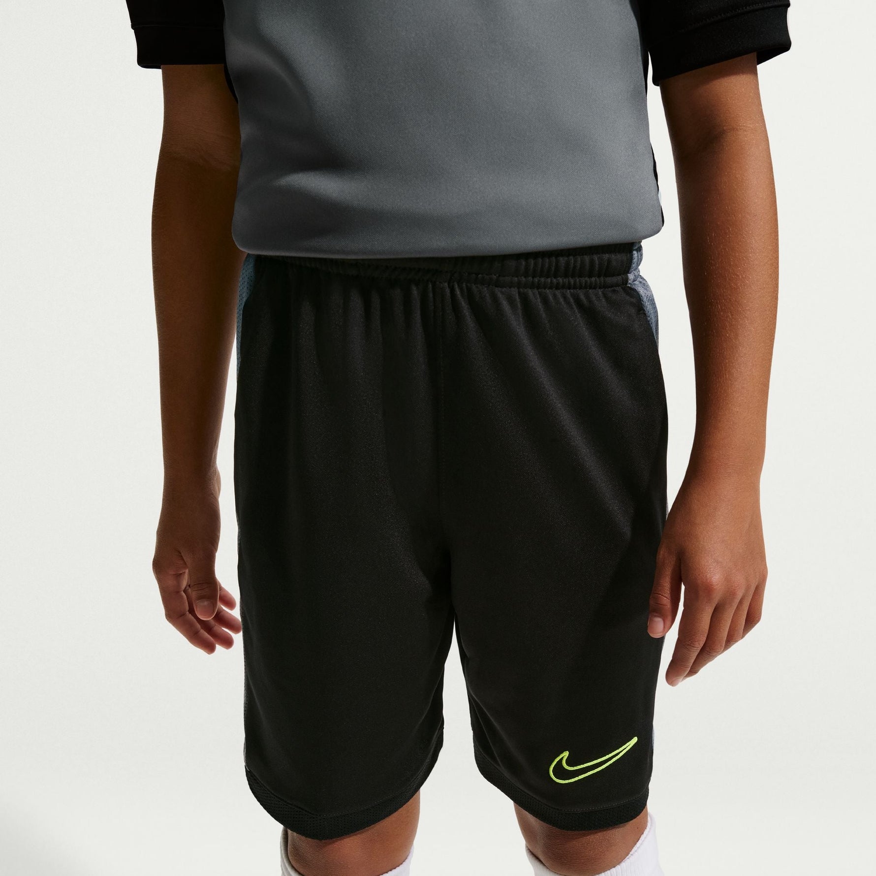 NIKE ACADEMY OLDER KIDS' DRI-FIT FOOTBALL KNIT SHORTS